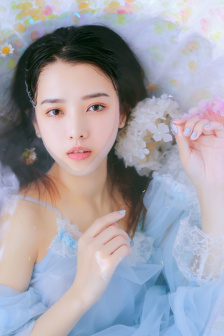我和年轻的女教师观看